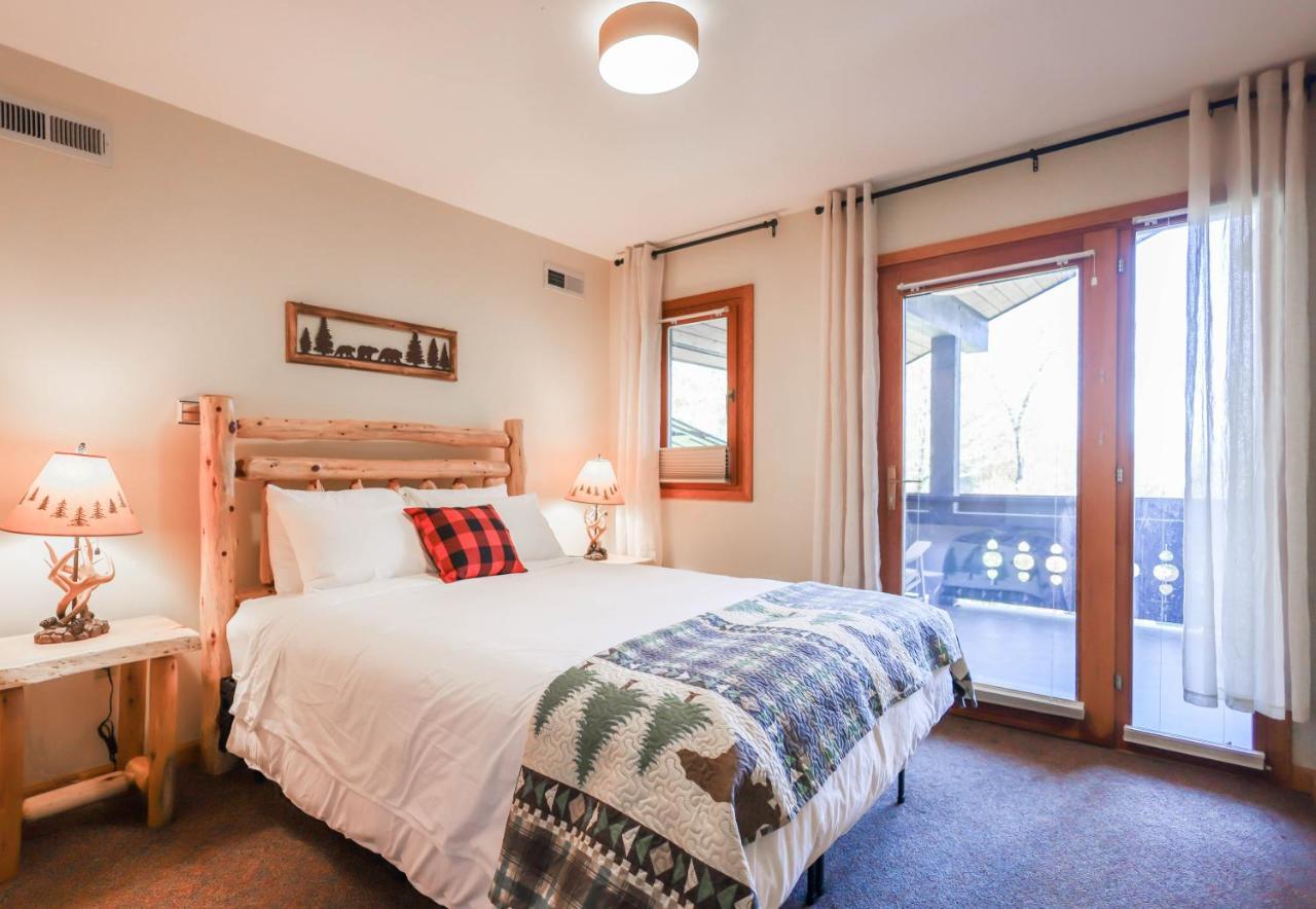 Outland Chalet & Suites Great Smoky Mountains Whittier Habitación foto