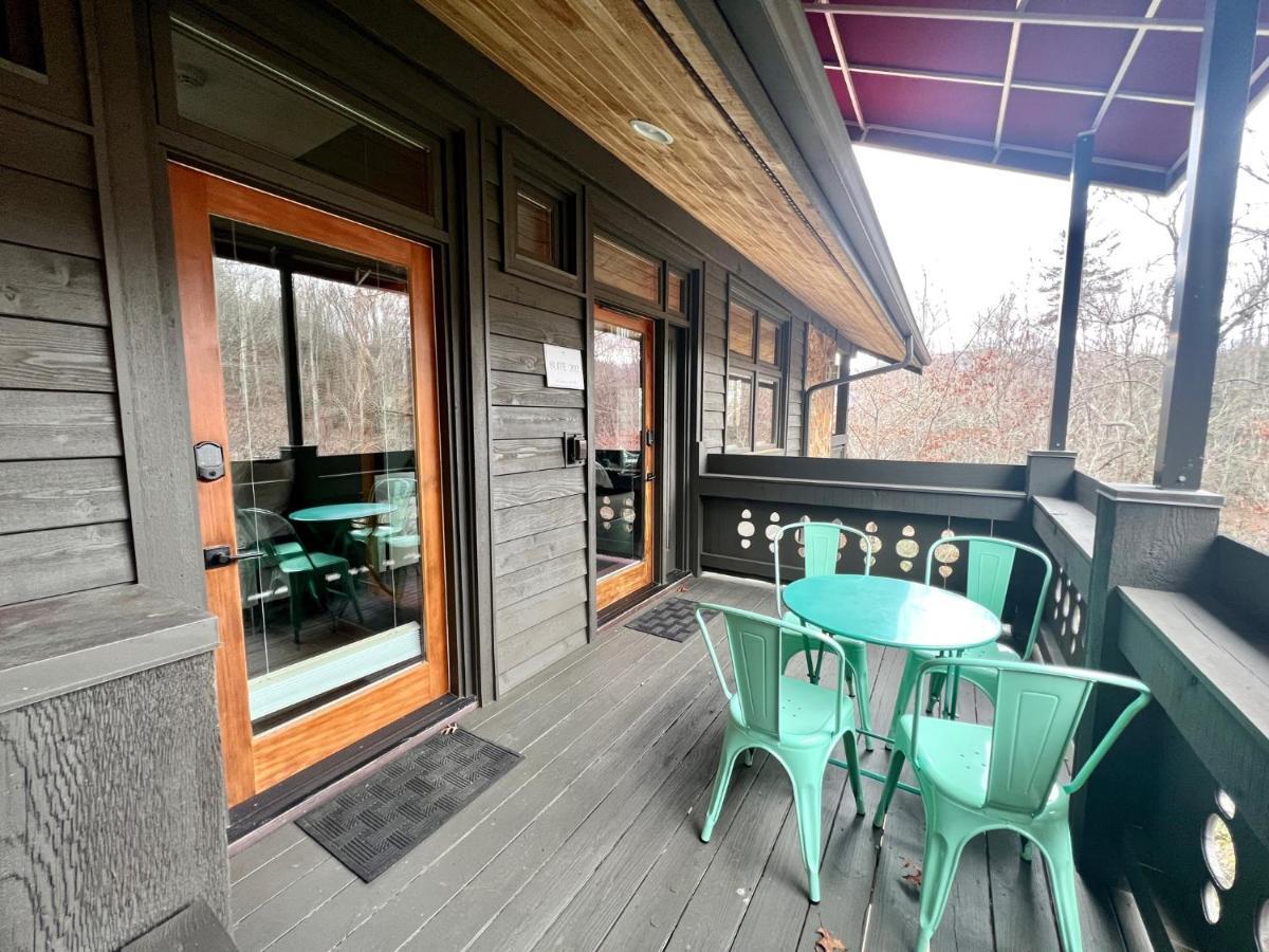 Outland Chalet & Suites Great Smoky Mountains Whittier Exterior foto
